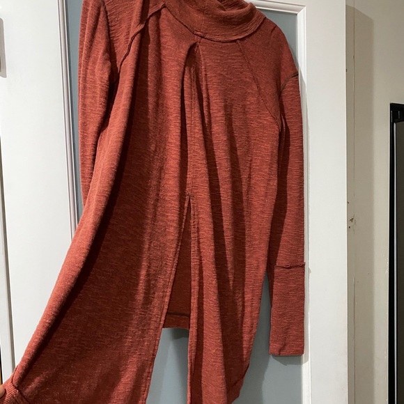 Free People Split-back turtleneck sweater in rust - Picture 2 of 4